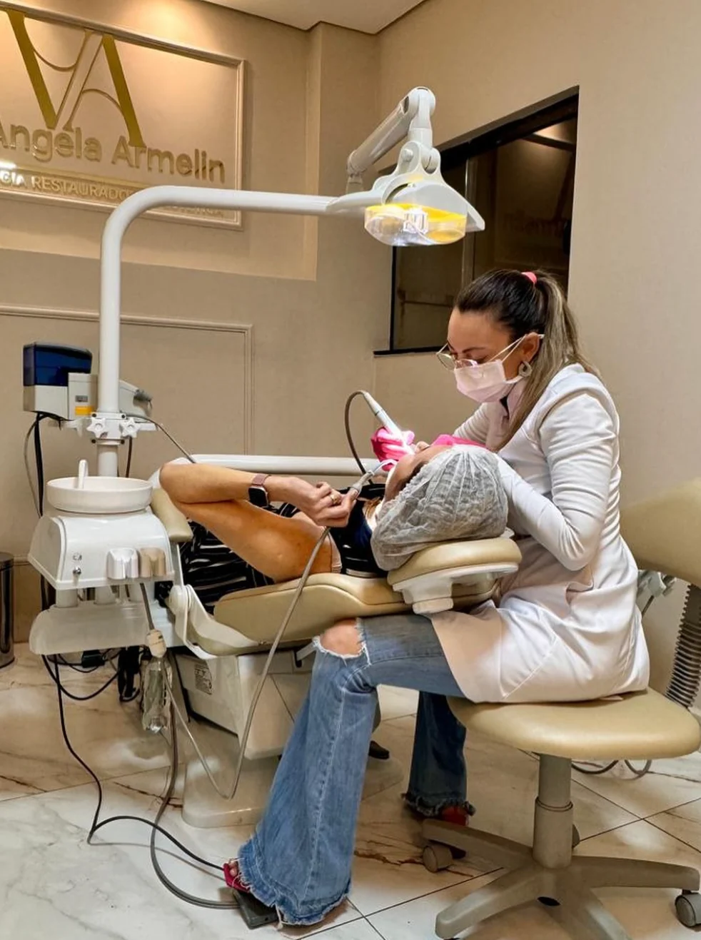 Dra. Angela realizando atendimento odontológico